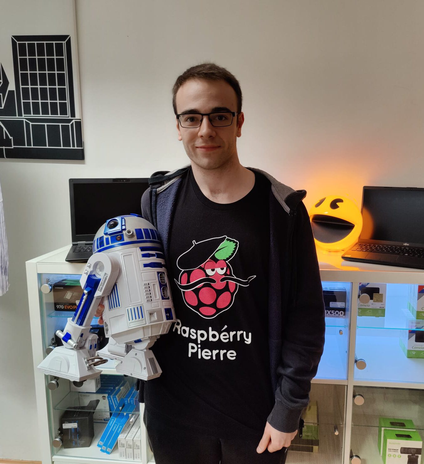 Raspberry Pi Fan bekam T-Shirt und star wars merch zum Geburtstag geschenkt