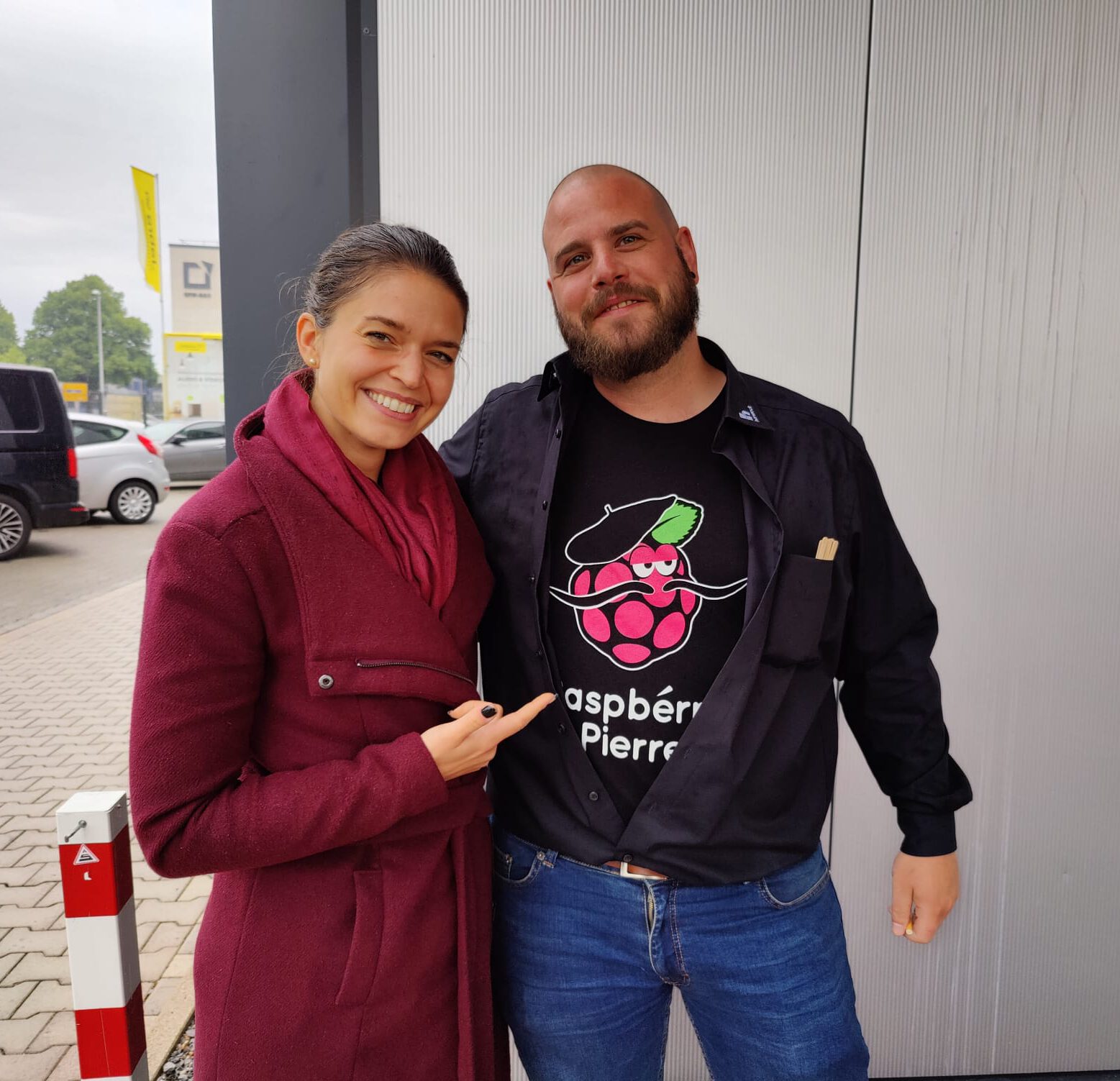 Raspberry Pi Fan mit nerdy T-shirt unter der Jacke